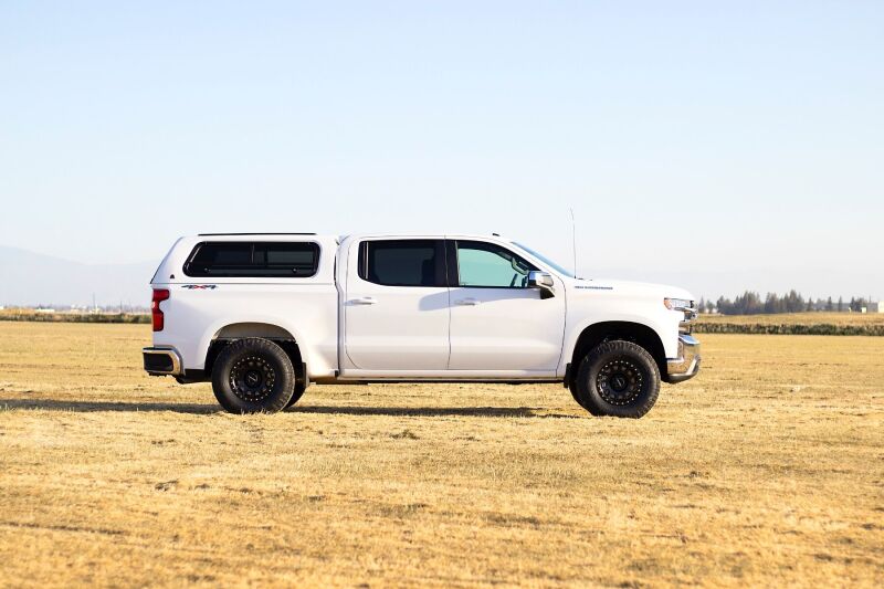Cognito 19-24 Chevy Silv/Sierra 1500 2WD/4WD 3in Perf Ball Joint Leveling Kit w/ Fox PS 2.0 IFP on lifted truck