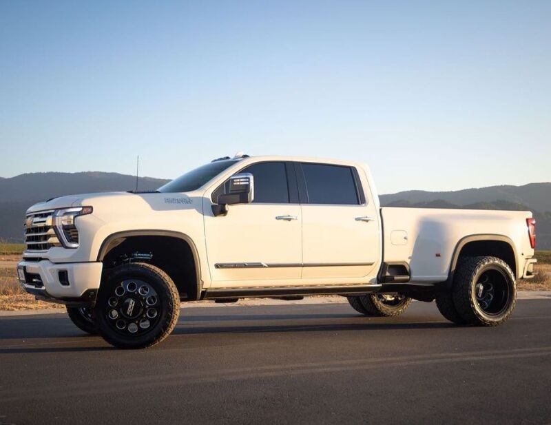 Cognito 20-24 Chevy/GMC Silv/Sierra 2500/3500 HD 2WD/4WD 3in Elite Leveling Kit w/ King 2.5 RR on lifted white truck