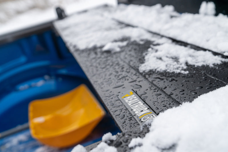 Retrax 21-22 Ford F-150 Super Crew/Super Cab (Incl. 2022 Lightning) 5.5ft Bed RetraxPRO XR cover in snow