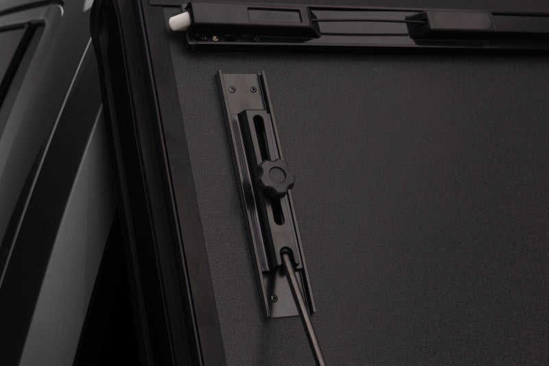 BAK 17-20 Honda Ridgeline BAKFlip MX4 cover detail