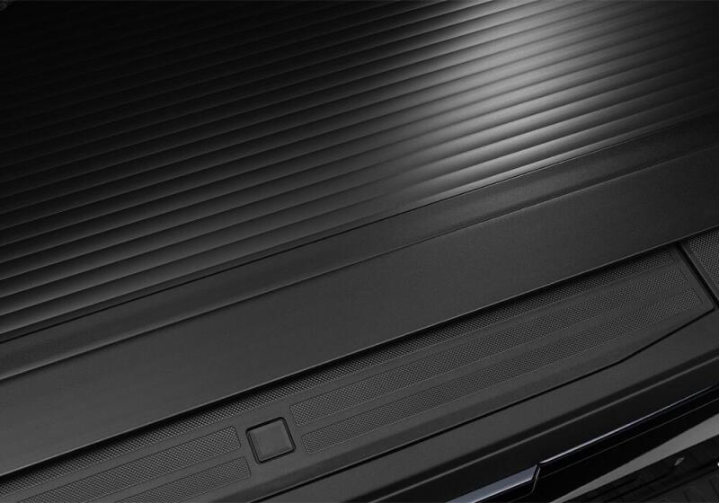 Retrax 21-22 Ford F-150 Super Crew/Super Cab (Incl. 2022 Lightning) 5.5ft Bed RetraxONE XR truck bed cover close-up