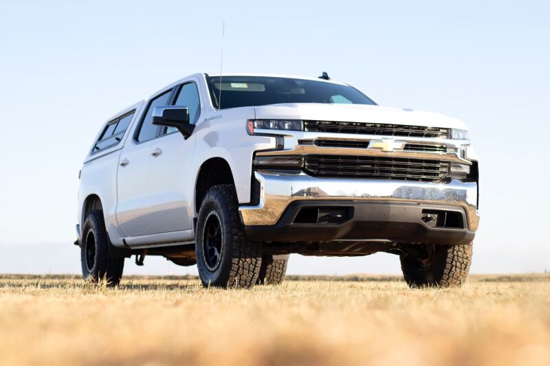 Cognito 19-24 Chevy Silv/Sierra 1500 2WD/4WD 3in Perf Ball Joint Leveling Kit w/ Fox PS 2.0 IFP on lifted truck