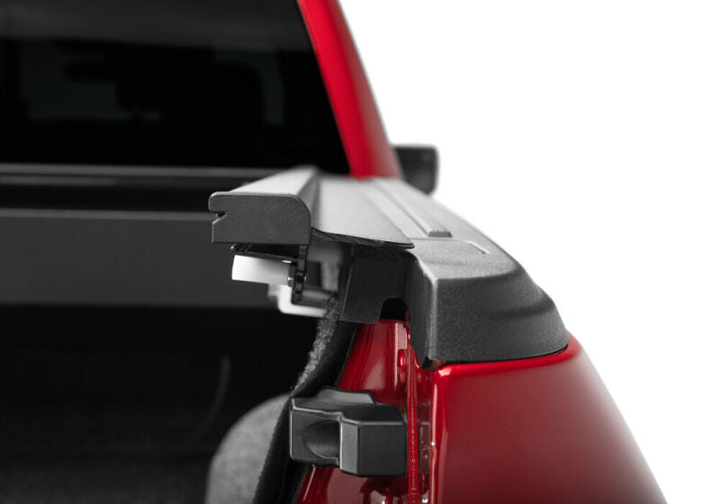 Retrax 21-22 Ford F-150 Super Crew/Super Cab (Incl. 2022 Lightning) 5.5ft Bed RetraxPRO MX close-up handle detail.
