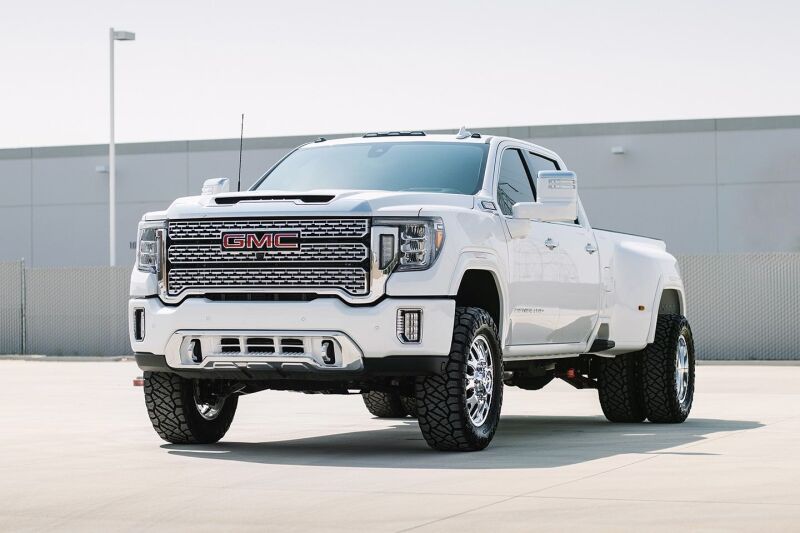 Cognito 20-24 Chevy/GMC Silv/Sierra 2500/3500 HD 2WD/4WD 3in Elite Leveling Kit w/ King 2.5 RR on GMC truck