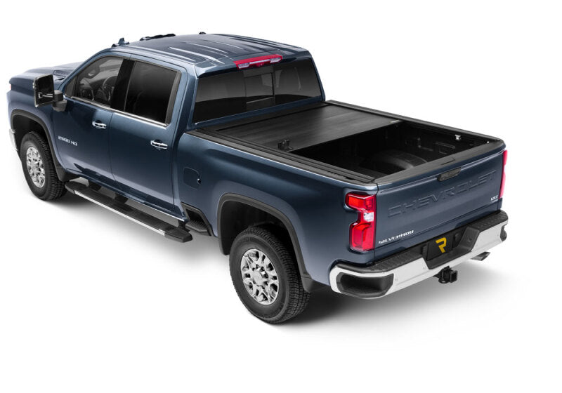 Retrax 2020 Chevrolet / GMC HD 6ft 9in Bed 2500/3500 RetraxPRO MX on a blue truck with an open bed.