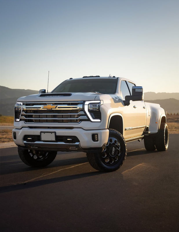 Cognito 20-24 Chevy/GMC Silv/Sierra 2500/3500 HD 2WD/4WD 3in Elite Leveling Kit w/ King 2.5 RR on a lifted white truck