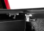 Retrax 21-22 Ford F-150 Super Crew/Super Cab (Incl. 2022 Lightning) 5.5ft Bed RetraxPRO MX latching mechanism close-up