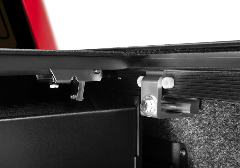 Retrax 21-22 Ford F-150 Super Crew/Super Cab (Incl. 2022 Lightning) 5.5ft Bed RetraxPRO MX latching mechanism close-up