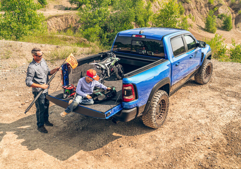 Retrax 21-23 Ford F-150 Super Crew/Super Cab/Lightning (5.5ft Bed) Retrax IX in outdoor setting with truck accessories