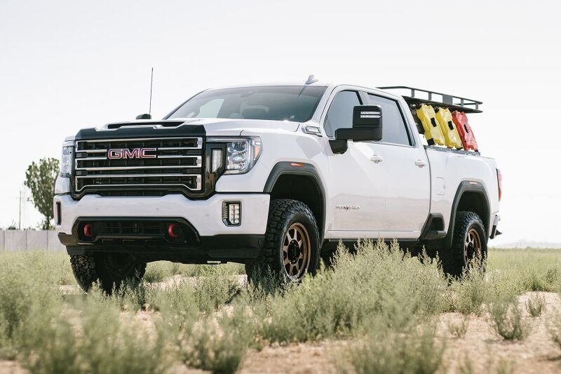 Cognito 20-24 Chevy/GMC Silverado/Sierra 2500/3500 HD 2WD/4WD 3in Standard Leveling Lift Kit on GMC truck in off-road setting.