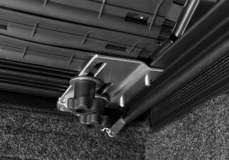 BAK 19-21 Chevy Silverado/GM Sierra Revolver X4s 5.10ft Bed Cover metal latch detail, offroad truck accessories